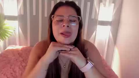 Snapshot of kinky_esmerald chatting on February 24, 3:43 pm online show from February 24, 3:43 pm