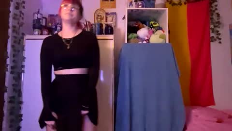 Snapshot of kinky_liv chatting on April 3, 12:19 am kinky_liv online show from April 3, 12:19 am