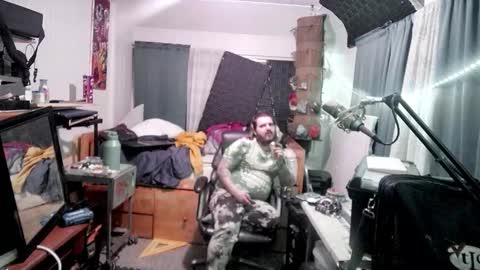 Snapshot of kinkybiguy14 chatting on October 11, 6:23 am Kinky Cassie online show from October 11, 6:23 am
