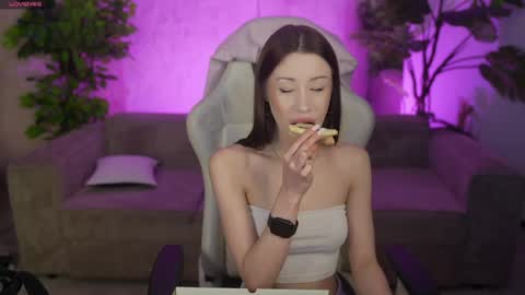 Snapshot of kira0541 chatting on April 13, 8:14 pm Sweet girls online show from April 13, 8:14 pm