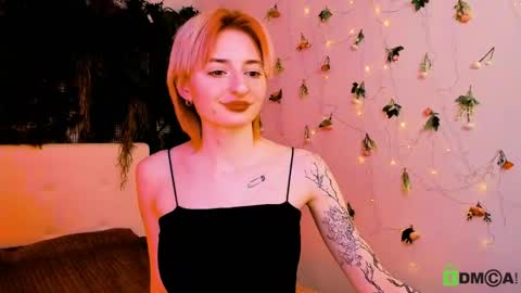 Snapshot of kira__cutie chatting on May 15, 11:01 pm Kira online show from May 15, 11:01 pm