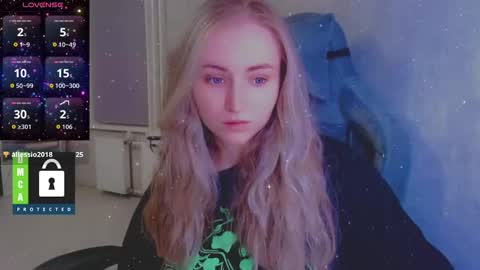 Snapshot of kira_love_sleep chatting on October 22, 4:29 pm you know thumb up me please its important online show from October 22, 4:29 pm