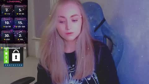 Snapshot of kira_love_sleep chatting on October 30, 3:02 pm you know thumb up me please its important online show from October 30, 3:02 pm