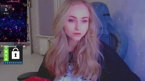 Snapshot of kira_love_sleep chatting on November 17, 4:24 pm you know thumb up me please its important online show from November 17, 4:24 pm