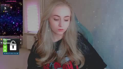 Snapshot of kira_love_sleep chatting on April 4, 3:31 pm you know thumb up me please its important online show from April 4, 3:31 pm