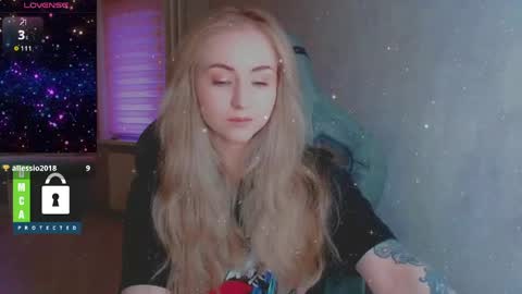 Snapshot of kira_love_sleep chatting on April 15, 4:47 pm you know thumb up me please its important online show from April 15, 4:47 pm