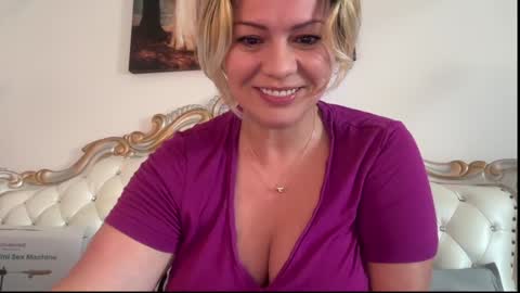Snapshot of kiradivine chatting on October 21, 1:23 pm KiraDivine online show from October 21, 1:23 pm