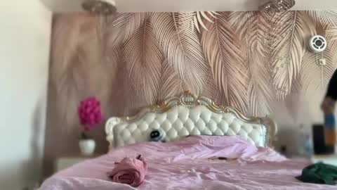 Snapshot of kiradivine chatting on April 25, 12:19 pm KiraDivine online show from April 25, 12:19 pm