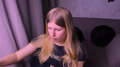 Snapshot of kirraa_ chatting on December 1, 9:59 pm Kira online show from December 1, 9:59 pm