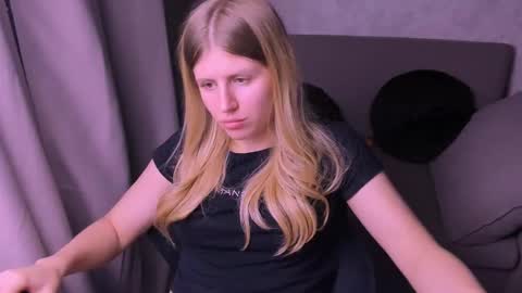 Snapshot of kirraa_ chatting on December 2, 1:03 am Kira online show from December 2, 1:03 am