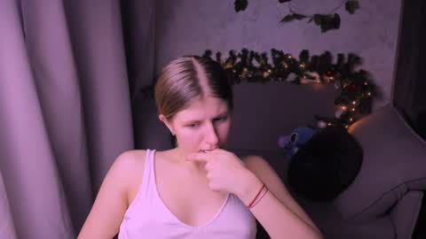 Snapshot of kirraa_ chatting on December 6, 11:03 pm Kira online show from December 6, 11:03 pm