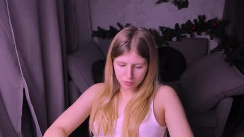 Snapshot of kirraa_ chatting on December 11, 9:34 pm Kira online show from December 11, 9:34 pm