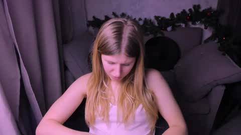 Snapshot of kirraa_ chatting on December 12, 12:38 am Kira online show from December 12, 12:38 am