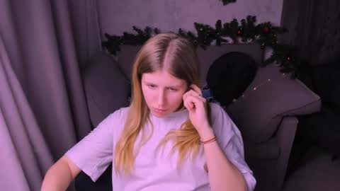 Snapshot of kirraa_ chatting on December 14, 12:44 am Kira online show from December 14, 12:44 am