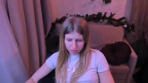 Snapshot of kirraa_ chatting on December 18, 10:13 pm Kira online show from December 18, 10:13 pm