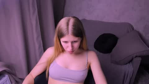 Snapshot of kirraa_ chatting on February 25, 7:03 pm Kira online show from February 25, 7:03 pm