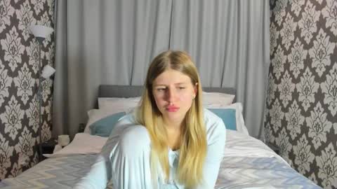 Snapshot of kirraa_ chatting on October 6, 6:49 pm Kira online show from October 6, 6:49 pm