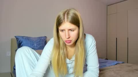 Snapshot of kirraa_ chatting on October 24, 5:53 pm Kira online show from October 24, 5:53 pm