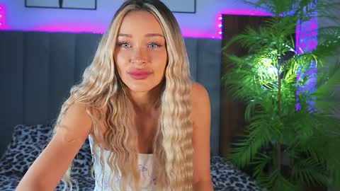 Snapshot of kirsten_xxx chatting on April 4, 1:04 am Risha online show from April 4, 1:04 am