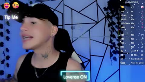 Snapshot of kiss_whitee chatting on May 27, 6:32 am kiss_whitee online show from May 27, 6:32 am