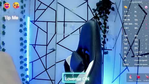 Snapshot of kiss_whitee chatting on June 1, 12:34 am kiss_whitee online show from June 1, 12:34 am