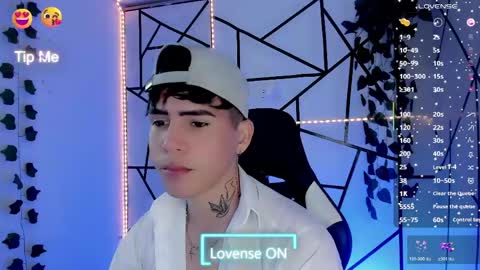 Snapshot of kiss_whitee chatting on June 4, 5:02 am kiss_whitee online show from June 4, 5:02 am