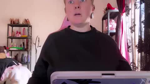 kissica online show from February 5, 11:15 am