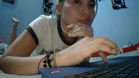 Snapshot of kissmelovejummy chatting on April 4, 11:13 pm Erika paul online show from April 4, 11:13 pm