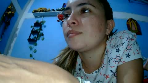 Snapshot of kissmelovejummy chatting on June 16, 11:29 pm Erika paul online show from June 16, 11:29 pm