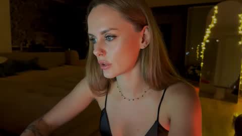 Snapshot of kissnova_ chatting on October 8, 7:44 pm Emma online show from October 8, 7:44 pm