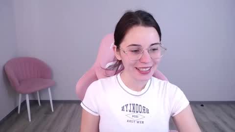 Snapshot of kisulya_meow246 chatting on October 22, 5:19 am Vikki Rose online show from October 22, 5:19 am