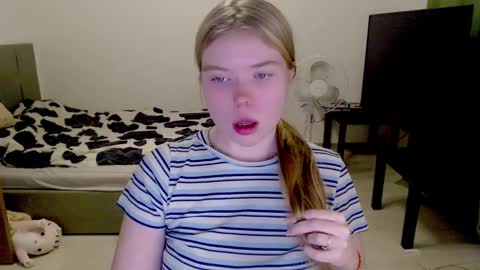 Snapshot of kitten_jenny01 chatting on December 15, 1:13 am Jennyblonde and Emmabrunette online show from December 15, 1:13 am