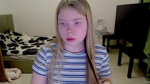 Snapshot of kitten_jenny01 chatting on February 23, 12:51 am Jennyblonde and Emmabrunette online show from February 23, 12:51 am