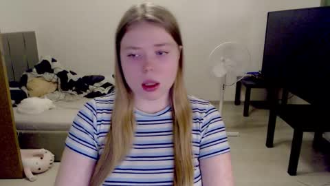 Jennyblonde and Emmabrunette online show from November 22, 1:32 pm