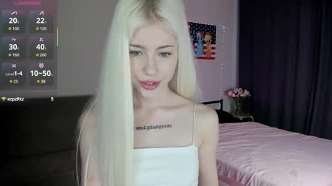 Snapshot of kitty0u0 chatting on February 18, 8:43 am erika 3 online show from February 18, 8:43 am