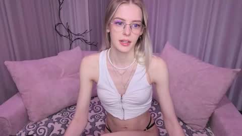 Snapshot of kitty__like18 chatting on June 4, 12:49 am Kitty online show from June 4, 12:49 am