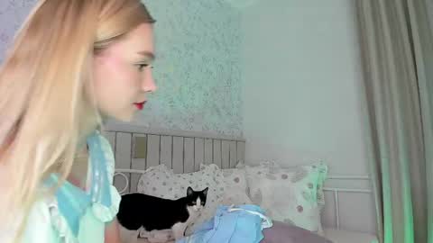 Snapshot of kitty__sophie chatting on April 21, 6:23 pm sophie online show from April 21, 6:23 pm