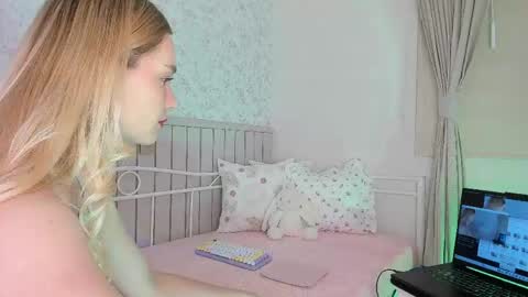 Snapshot of kitty__sophie chatting on May 7, 5:07 pm sophie online show from May 7, 5:07 pm