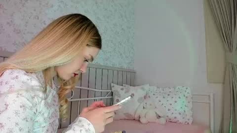 Snapshot of kitty__sophie chatting on May 8, 5:07 pm sophie online show from May 8, 5:07 pm