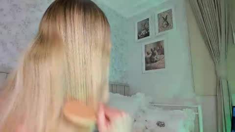 Snapshot of kitty__sophie chatting on June 2, 7:05 pm sophie online show from June 2, 7:05 pm