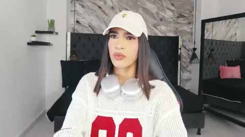 Snapshot of kitty_collins_ chatting on June 9, 12:39 pm Kitty online show from June 9, 12:39 pm