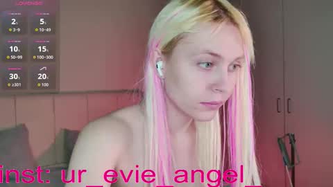 Evelyn online show from March 19, 3:05 pm