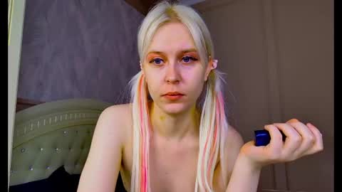 Snapshot of kitty_dora chatting on June 17, 7:44 am Evelyn online show from June 17, 7:44 am