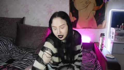 Snapshot of kitty_goth chatting on June 1, 9:16 pm Hey Im Ellie if you like me and like my show give me a thumbs up hehe online show from June 1, 9:16 pm