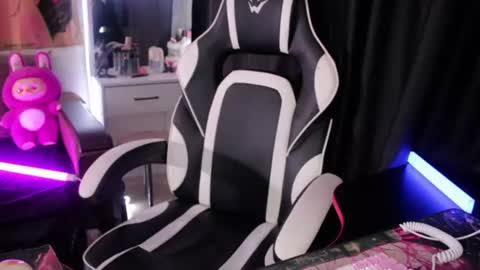 Snapshot of kitty_goth chatting on August 3, 8:56 pm Hey Im Ellie if you like me and like my show give me a thumbs up hehe online show from August 3, 8:56 pm