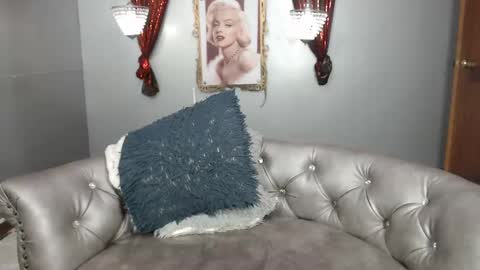 Snapshot of kitty_pervertedx chatting on January 27, 9:55 pm kitty online show from January 27, 9:55 pm