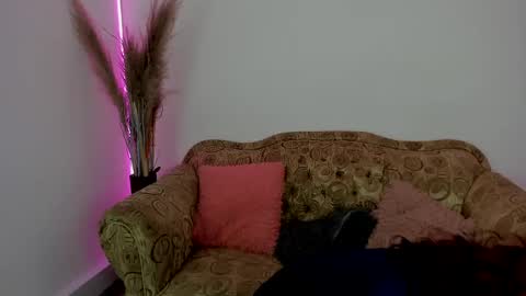 Jenn online show from February 7, 9:15 pm