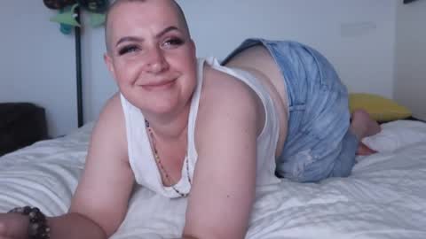 Snapshot of kittykay86 chatting on April 13, 7:03 am Bella Blue BBW online show from April 13, 7:03 am