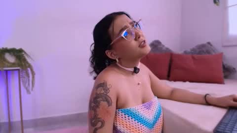 Snapshot of kittysophie_ chatting on November 4, 7:02 pm Sophie online show from November 4, 7:02 pm