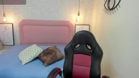  K I T T  Y  online show from October 21, 12:28 pm